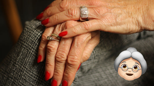 Seniorinnen im Nagelstudio – gepflegte Nägel im Alter